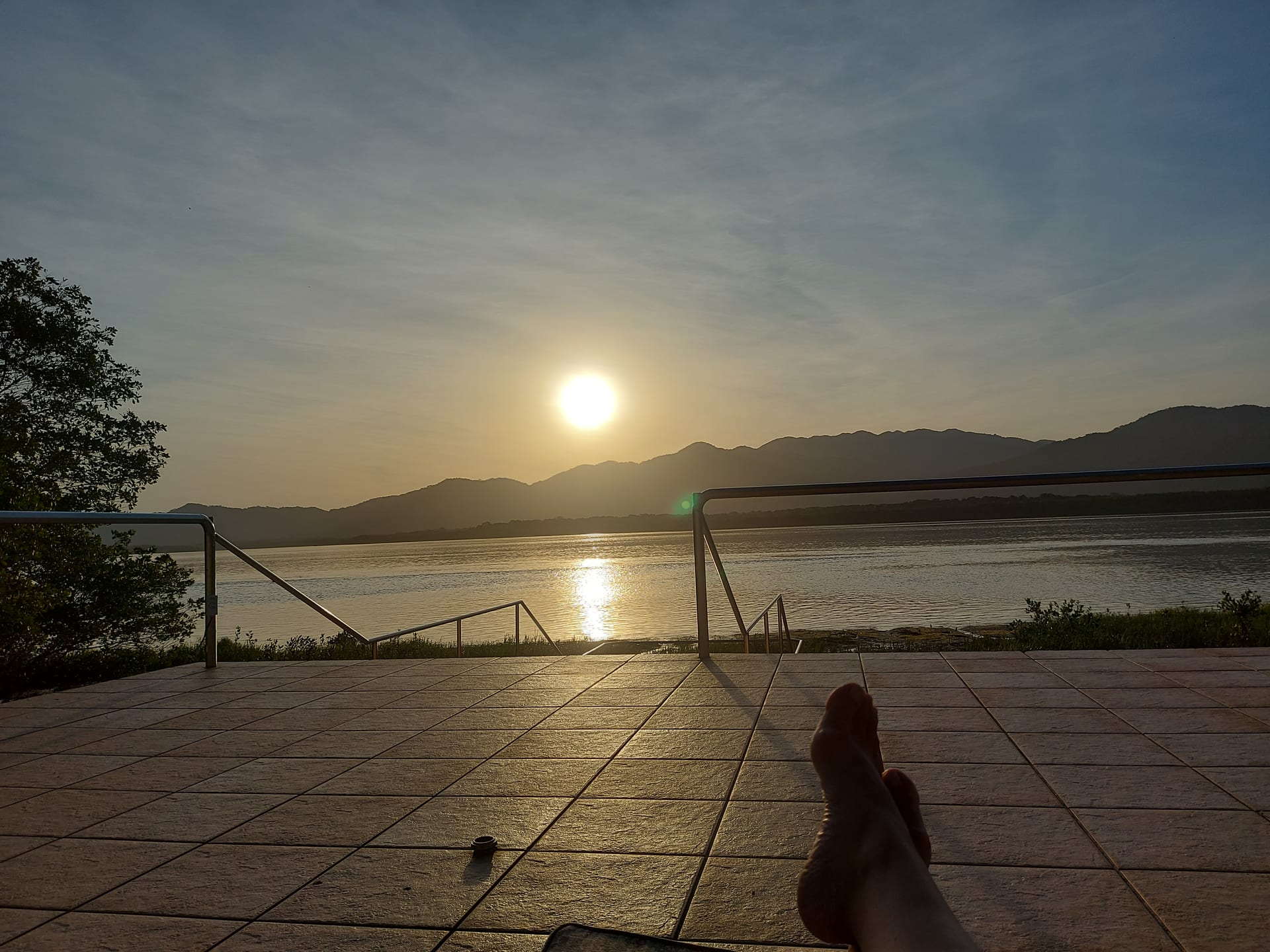 Pôr do sol no píer privativo da pousada